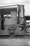 165368 Afbeelding van locomotor nr. 312 (serie 200/300) van de N.S. met een houtgasgenerator te Uitgeest, tijdens een ...